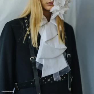 Jimmy Choo Noir Kei Ninomiya Single Star Harness Svart sel i slätt kalvskinn med metallprydnad i form av flera stjärnor