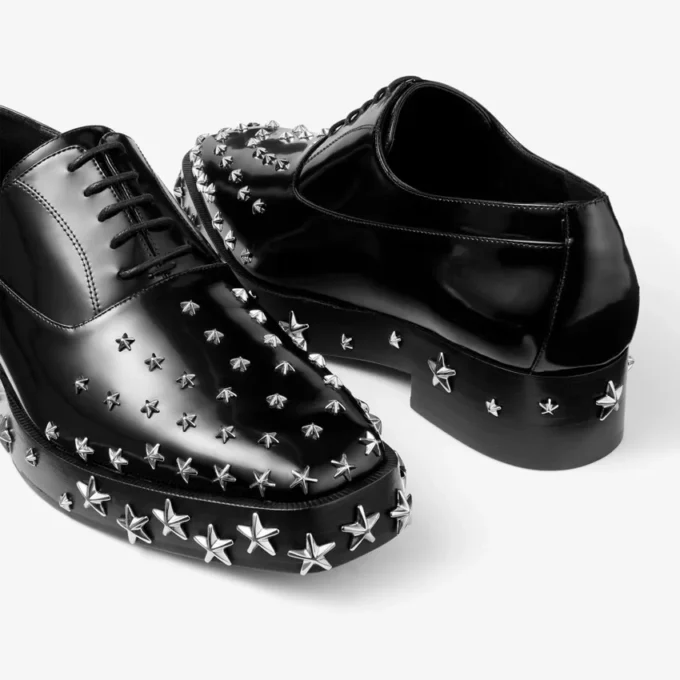 Jimmy Choo Noir Kei Ninomiya Star Skor Svarta snörskor i polerat kalvskinn med stjärndekoration Jimmy Choo Noir Kei Ninomiya Star Skor Svarta snörskor i polerat kalvskinn med stjärndekoration