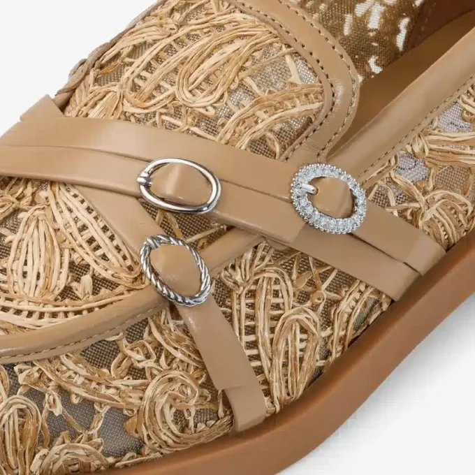 Kalia Loafer Loafers i naturligt blommigt vävt raffia och kalvskinn Kalia Loafer Loafers i naturligt blommigt vävt raffia och kalvskinn