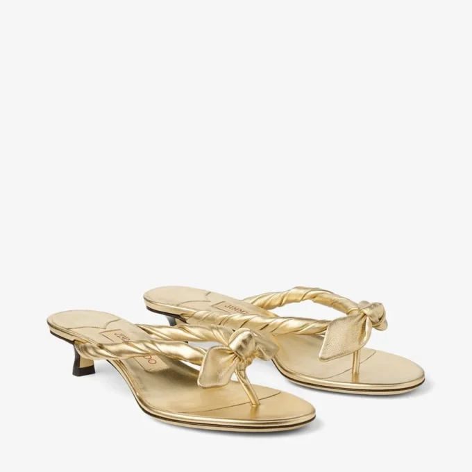Liss 35 Mulesandaler i guldmetalliskt nappaläder med rosett Liss 35 Mulesandaler i guldmetalliskt nappaläder med rosett