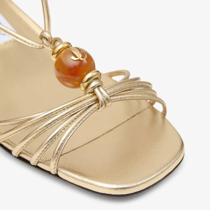 Lova 50 sandaler i guldmetalliskt nappaläder med pärlor Lova 50 sandaler i guldmetalliskt nappaläder med pärlor