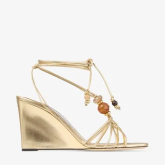 Lova Wedge 85 Guldmetalliskt nappaläder med pärlor