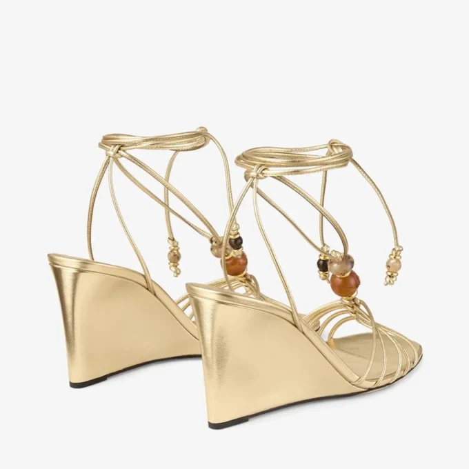 Lova Wedge 85 Guldmetalliskt nappaläder med pärlor Lova Wedge 85 Guldmetalliskt nappaläder med pärlor