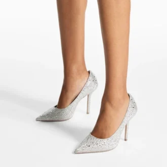 Love 100 pumps i elfenbensfärgad satin med kristallprydnader