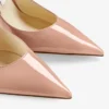Love 100 spetsiga pumps i balettrosa lackläder med JC-emblem Love 100 spetsiga pumps i balettrosa lackläder med JC-emblem