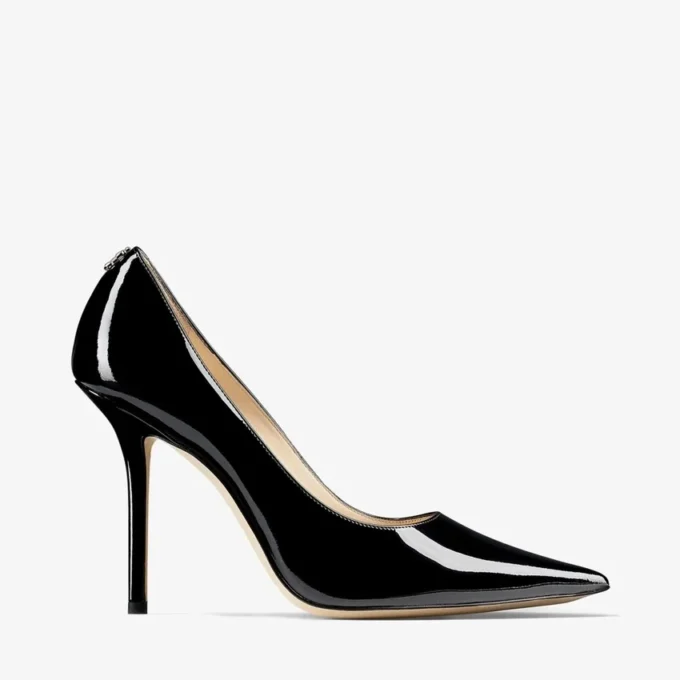 Love 100 svarta pumps i lackläder med spetsig tå och JC-emblem Love 100 svarta pumps i lackläder med spetsig tå och JC-emblem