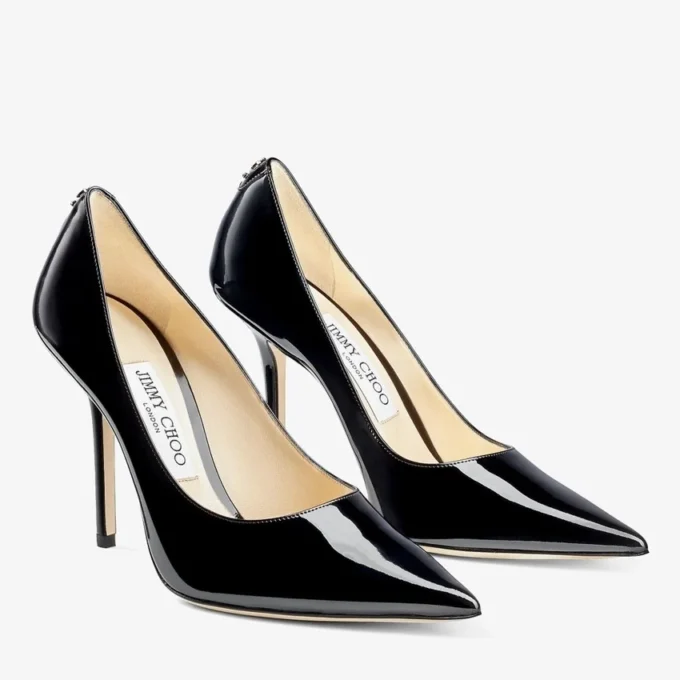 Love 100 svarta pumps i lackläder med spetsig tå och JC-emblem Love 100 svarta pumps i lackläder med spetsig tå och JC-emblem
