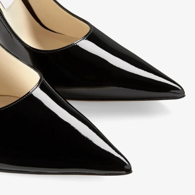 Love 100 svarta pumps i lackläder med spetsig tå och JC-emblem Love 100 svarta pumps i lackläder med spetsig tå och JC-emblem