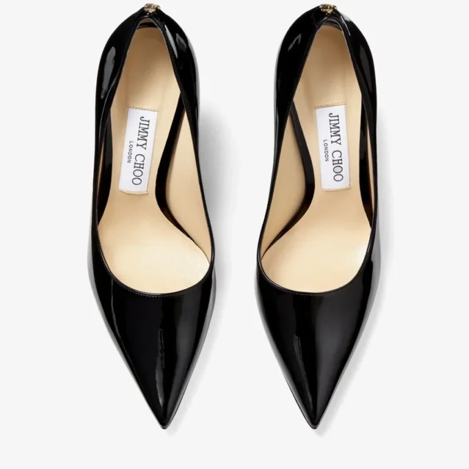 Love 100 svarta pumps i lackläder med spetsig tå och JC-emblem Love 100 svarta pumps i lackläder med spetsig tå och JC-emblem