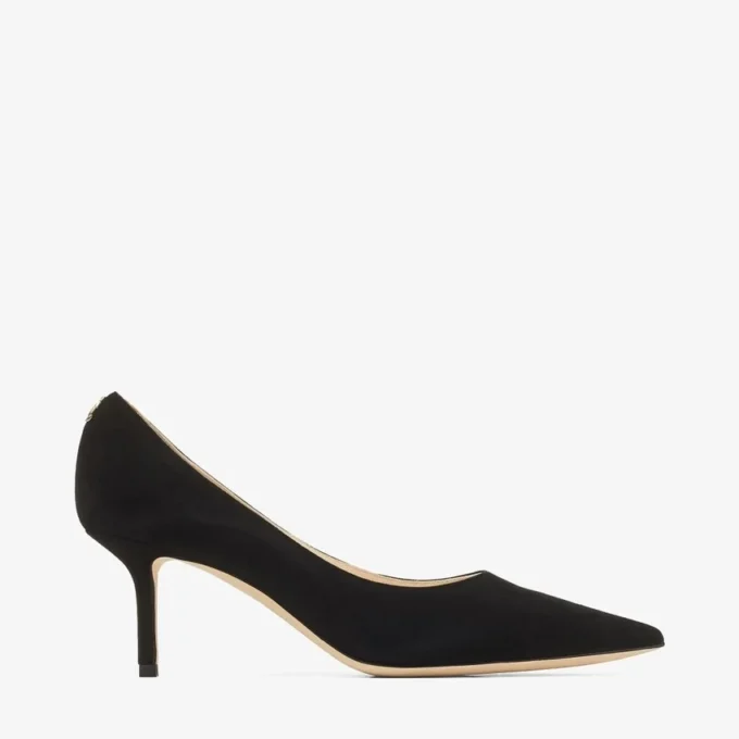Love 65 svarta spetsiga pumps i mocka med Jc-emblem Love 65 svarta spetsiga pumps i mocka med Jc-emblem