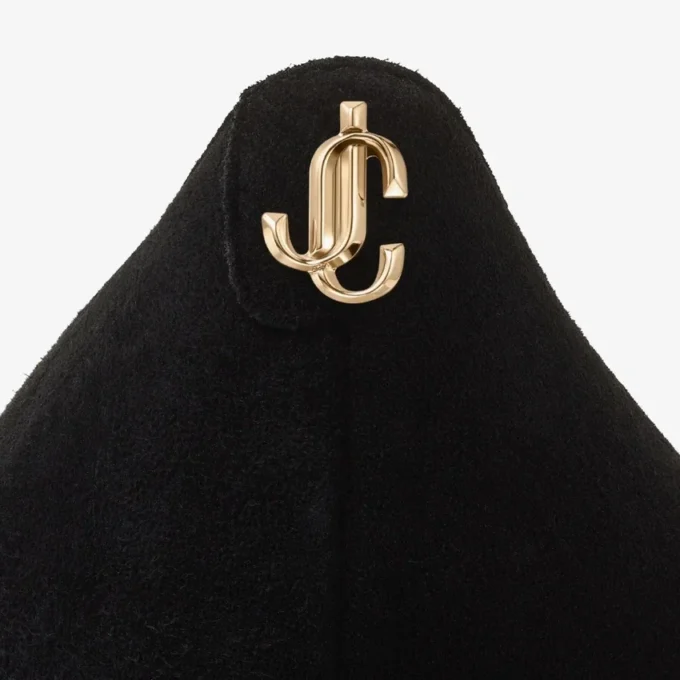 Love 65 svarta spetsiga pumps i mocka med Jc-emblem Love 65 svarta spetsiga pumps i mocka med Jc-emblem