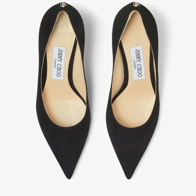 Love 65 svarta spetsiga pumps i mocka med Jc-emblem Love 65 svarta spetsiga pumps i mocka med Jc-emblem