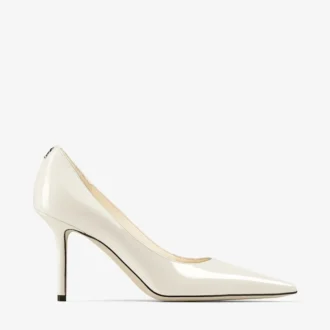 Love 85 pumps i lattefärgat lackläder med Jc-emblem