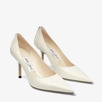 Love 85 pumps i lattefärgat lackläder med Jc-emblem