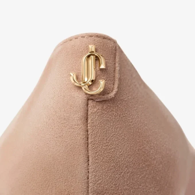 Love 85 spetsiga pumps i balettrosa mocka med Jc-emblem Love 85 spetsiga pumps i balettrosa mocka med Jc-emblem