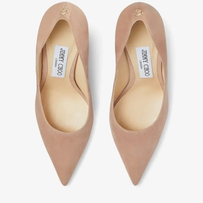 Love 85 spetsiga pumps i balettrosa mocka med Jc-emblem Love 85 spetsiga pumps i balettrosa mocka med Jc-emblem