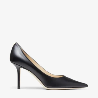 Love 85 svarta pumps i kalvskinn med Jc-emblem