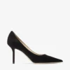 Love 85 svarta spetsiga pumps i mocka med JC-emblem Love 85 svarta spetsiga pumps i mocka med JC-emblem