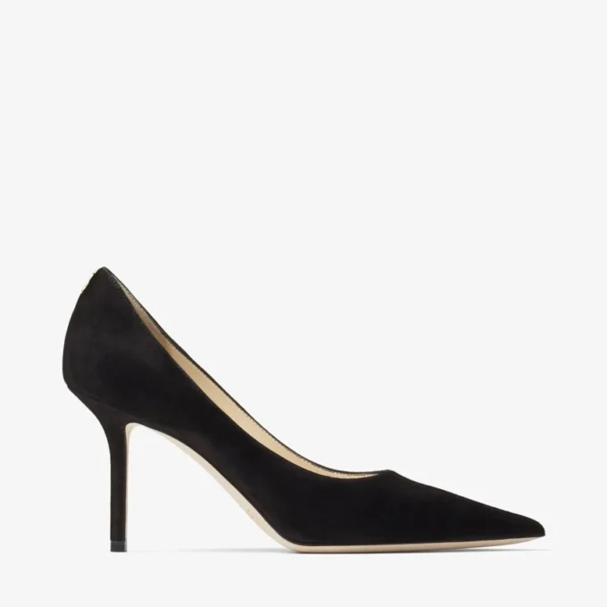 Love 85 svarta spetsiga pumps i mocka med JC-emblem Love 85 svarta spetsiga pumps i mocka med JC-emblem