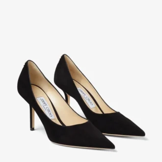 Love 85 svarta spetsiga pumps i mocka med JC-emblem