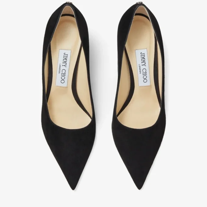 Love 85 svarta spetsiga pumps i mocka med JC-emblem Love 85 svarta spetsiga pumps i mocka med JC-emblem