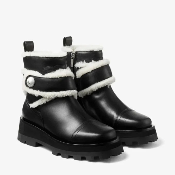 Meena platta svarta ankelstövlar i glansigt kalvskinn med shearling