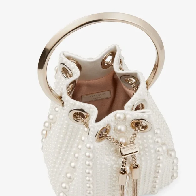 Micro Bon Bon mini-väska i elfenbensfärgad satin med pärlor över hela ytan Micro Bon Bon mini-väska i elfenbensfärgad satin med pärlor över hela ytan