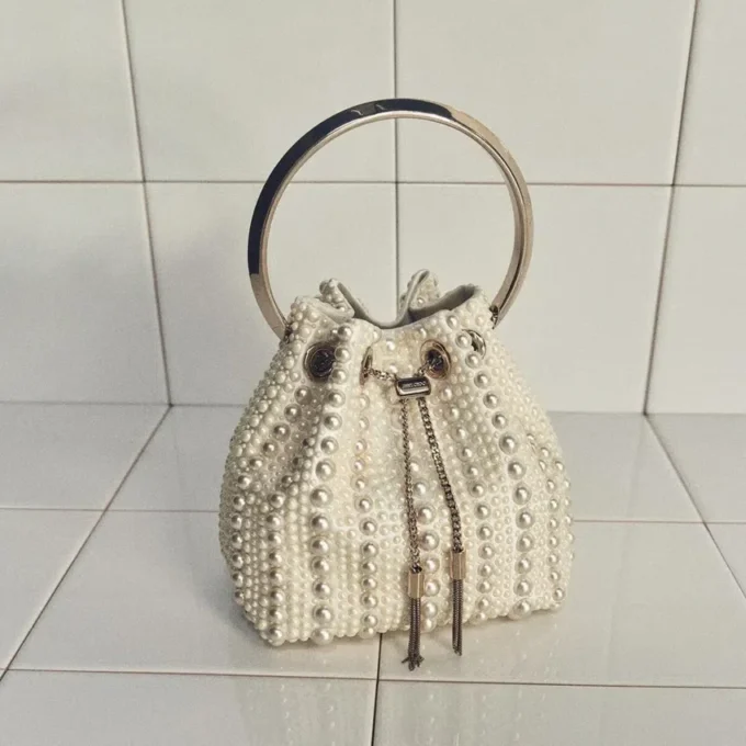Micro Bon Bon mini-väska i elfenbensfärgad satin med pärlor över hela ytan Micro Bon Bon mini-väska i elfenbensfärgad satin med pärlor över hela ytan