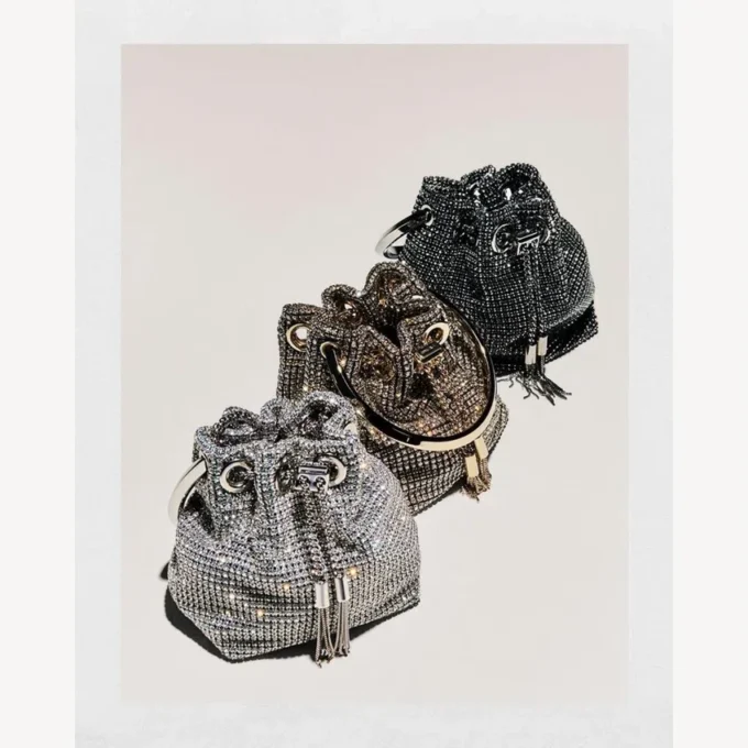 Micro Bon Bon-väskan i silverkristallnät med metallhandtag Micro Bon Bon-väskan i silverkristallnät med metallhandtag