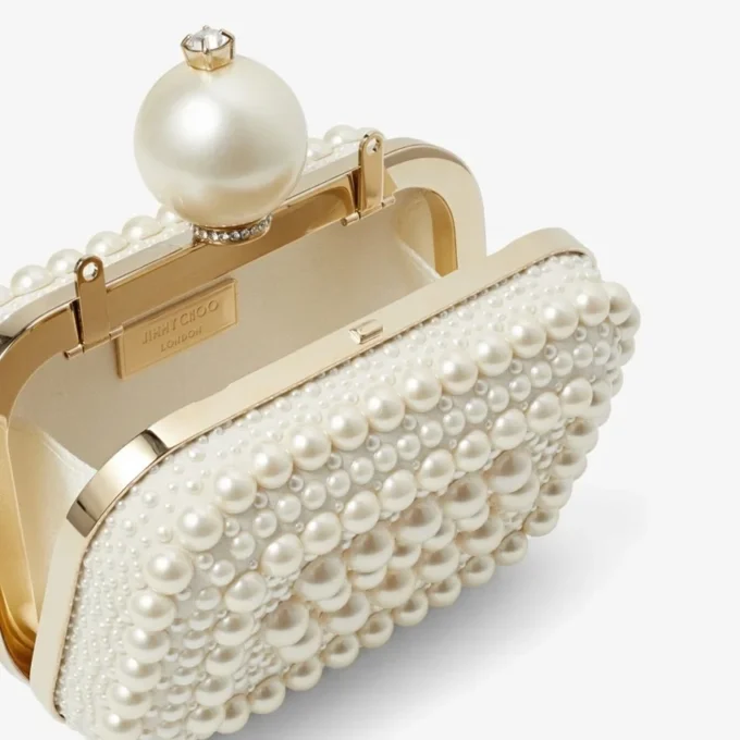 Micro Cloud vit mocka-clutch med pärldekor över hela ytan