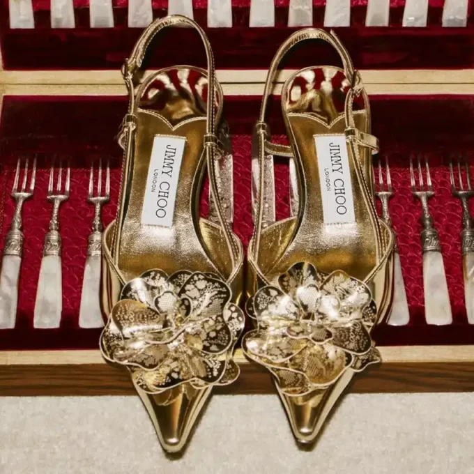 Mimmi  Sling Back 50 Guldfärgade slingbacks i Liquid Metal-läder med perforerad jimmy choo-korsett