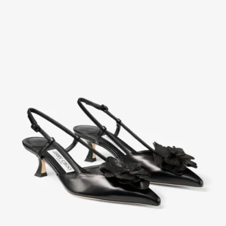 Mimmi Sling Back 50 Svarta slingbacks i glänsande nappaläder med corsage i nappaspets