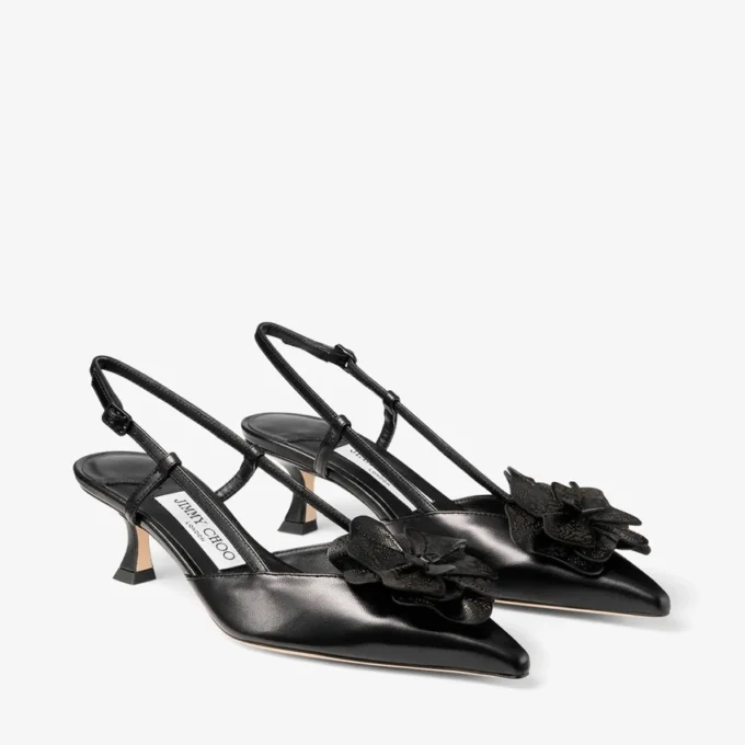 Mimmi Sling Back 50 Svarta slingbacks i glänsande nappaläder med corsage i nappaspets