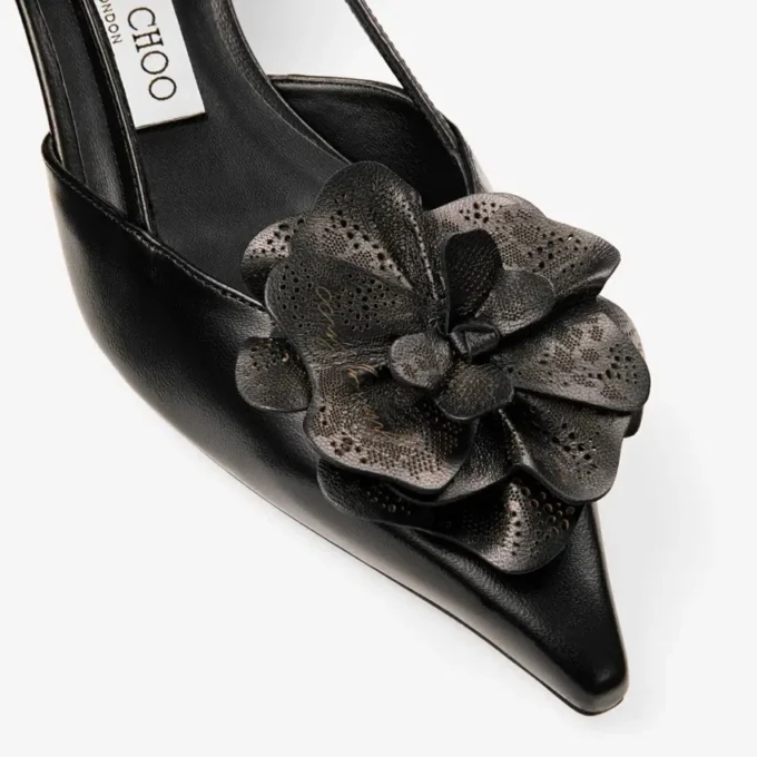 Mimmi Sling Back 50 Svarta slingbacks i glänsande nappaläder med corsage i nappaspets
