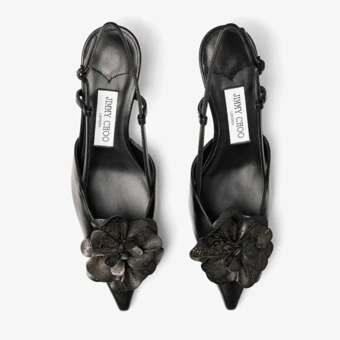Mimmi Sling Back 50 Svarta slingbacks i glänsande nappaläder med corsage i nappaspets