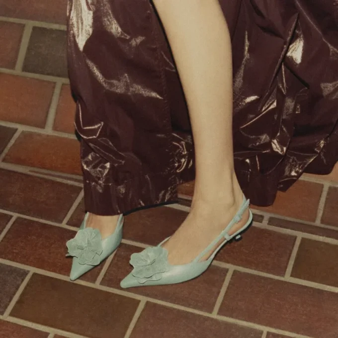 Mimmi Sling Back 50 Verde Slingbacks i glänsande nappaläder med jimmy choo-korsage i perforerat nappaläder