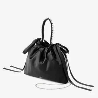 Mini-axelväska i svart satin med dragsko och handtag Mini-axelväska i svart satin med dragsko och handtag