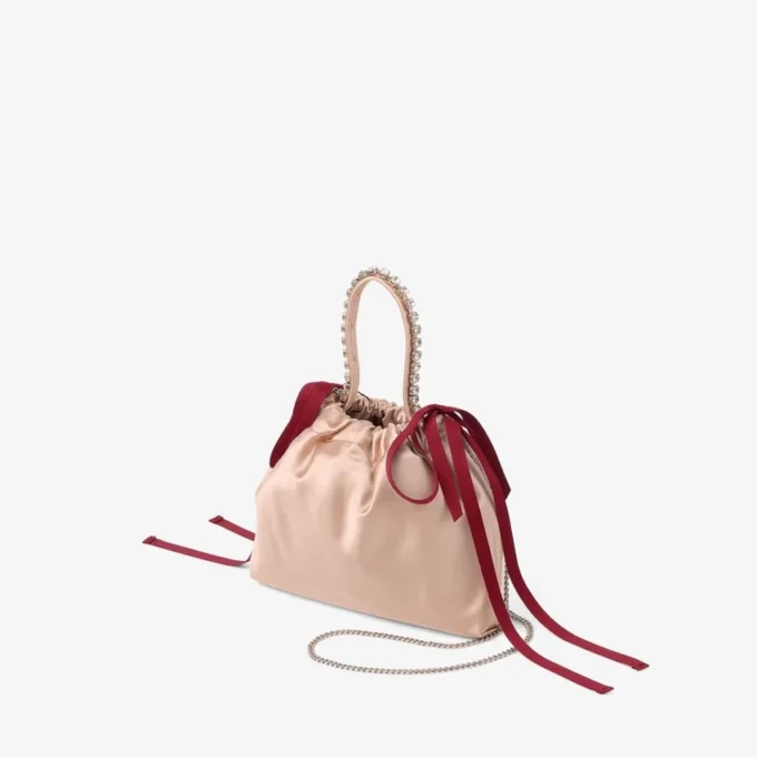 Mini-axelväska med dragsko och handtag i färgerna Macaron och rubinröd satin Mini-axelväska med dragsko och handtag i färgerna Macaron och rubinröd satin