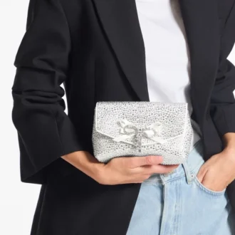 Mini-väska med mjuk rosett Mini-väska i elfenbensfärgad satin med kristallrosett Mini-väska med mjuk rosett Mini-väska i elfenbensfärgad satin med kristallrosett