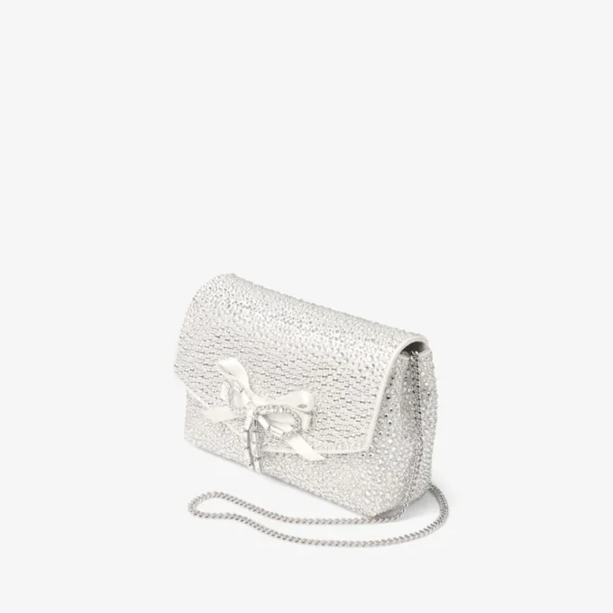 Mini-väska med mjuk rosett Mini-väska i elfenbensfärgad satin med kristallrosett Mini-väska med mjuk rosett Mini-väska i elfenbensfärgad satin med kristallrosett
