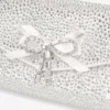 Mini-väska med mjuk rosett Mini-väska i elfenbensfärgad satin med kristallrosett Mini-väska med mjuk rosett Mini-väska i elfenbensfärgad satin med kristallrosett