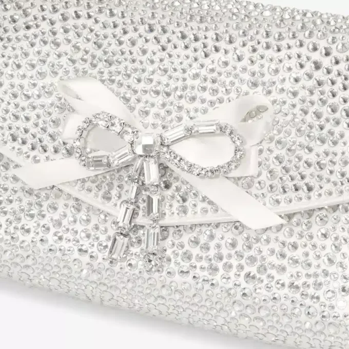 Mini-väska med mjuk rosett Mini-väska i elfenbensfärgad satin med kristallrosett Mini-väska med mjuk rosett Mini-väska i elfenbensfärgad satin med kristallrosett