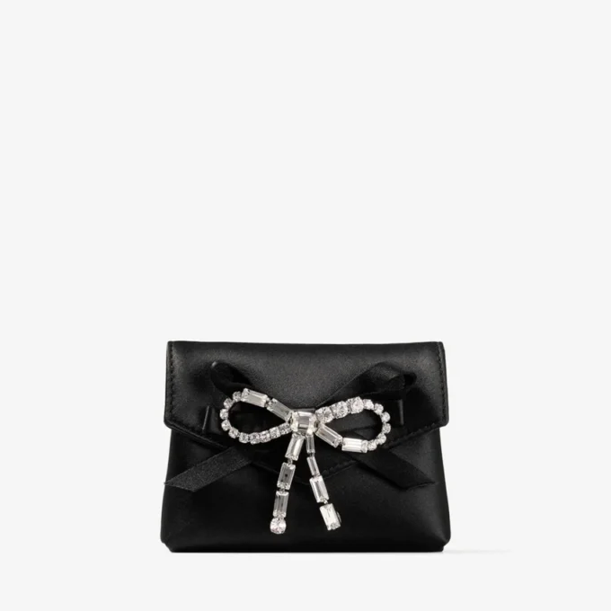 Mjuk kortplånbok med kedja Svart kortplånbok i satin med kristallrosett Mjuk kortplånbok med kedja Svart kortplånbok i satin med kristallrosett