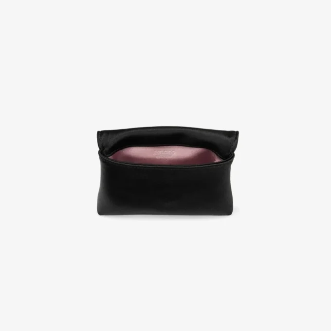 Mjuk kortplånbok med kedja Svart kortplånbok i satin med kristallrosett Mjuk kortplånbok med kedja Svart kortplånbok i satin med kristallrosett