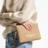 Platt väska med dragkedja Väska med dragkedja i natur- och lattefärgad raffia Platt väska med dragkedja Väska med dragkedja i natur- och lattefärgad raffia