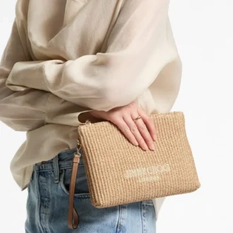 Platt väska med dragkedja Väska med dragkedja i natur- och lattefärgad raffia