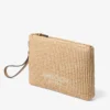 Platt väska med dragkedja Väska med dragkedja i natur- och lattefärgad raffia Platt väska med dragkedja Väska med dragkedja i natur- och lattefärgad raffia