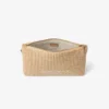 Platt väska med dragkedja Väska med dragkedja i natur- och lattefärgad raffia Platt väska med dragkedja Väska med dragkedja i natur- och lattefärgad raffia