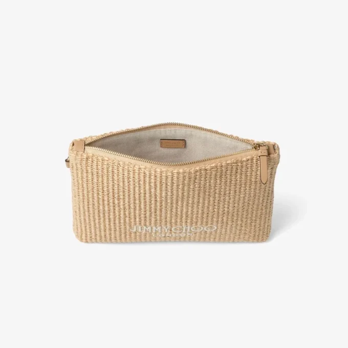 Platt väska med dragkedja Väska med dragkedja i natur- och lattefärgad raffia Platt väska med dragkedja Väska med dragkedja i natur- och lattefärgad raffia