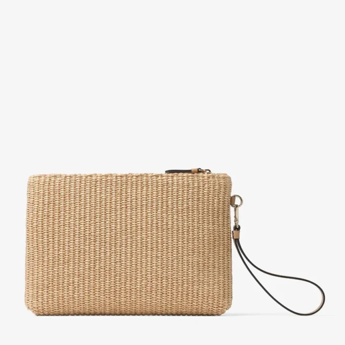 Platt väska med dragkedja Väska med dragkedja i natur- och lattefärgad raffia Platt väska med dragkedja Väska med dragkedja i natur- och lattefärgad raffia